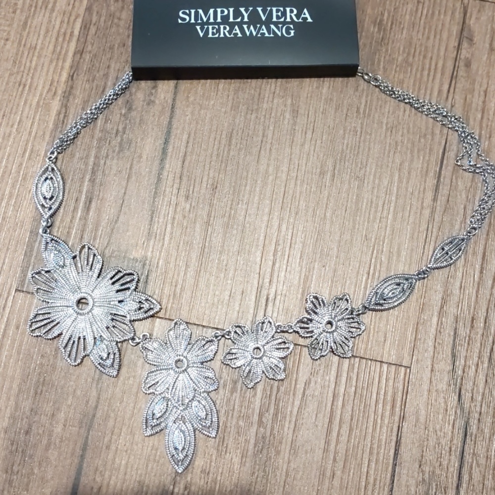 NWT Simply Vera Vera Wang flowers necklace